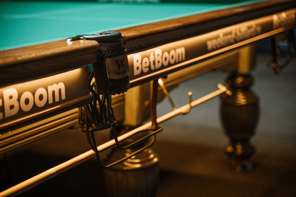 Стол / пирамида "Русский Гранд" (12 футов, 8 ног, 45мм камень) эмаль комбинированный, борта дуб, лузы премиум